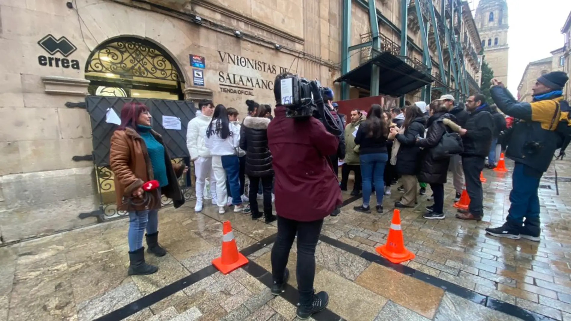 Aficionados y medios de comunicación esperan la apertura de la tienda de Unionistas este martes en una zona acotada con conos por la Policía Local