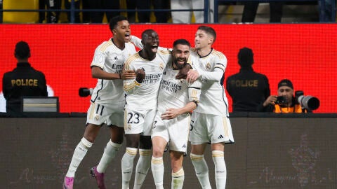 Rodrygo, Mendy, Carvajal y Valverde celebran uno de los goles del Madrid en la semifinal de la Supercopa de España