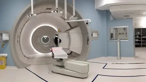 Más cerca de dotar al Materno Infantil de Málaga de un Centro de Protonterapia en buenas manos