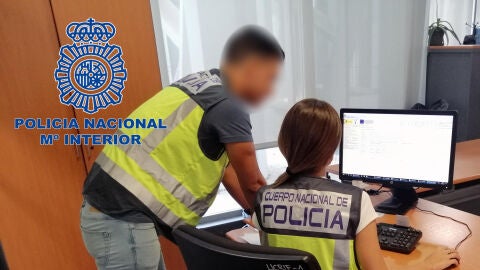 Dos investigadores en pleno trabajo