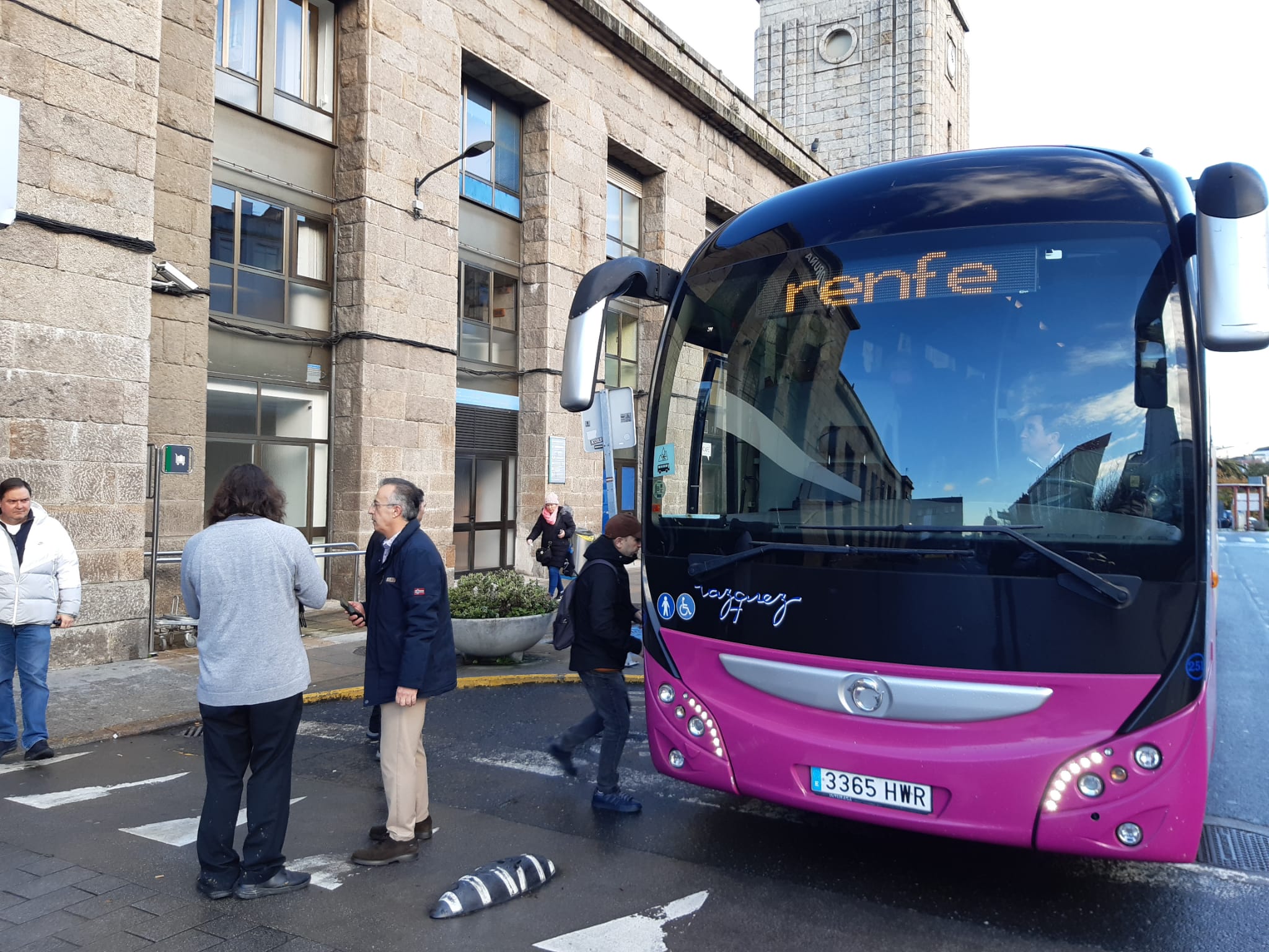 Cabreo por falta de información de los usuarios de RENFE tras el caos matinal en San Cristóbal Cabreo por falta de información de los usuarios de RENFE tras el caos matinal en San Cristóbal
