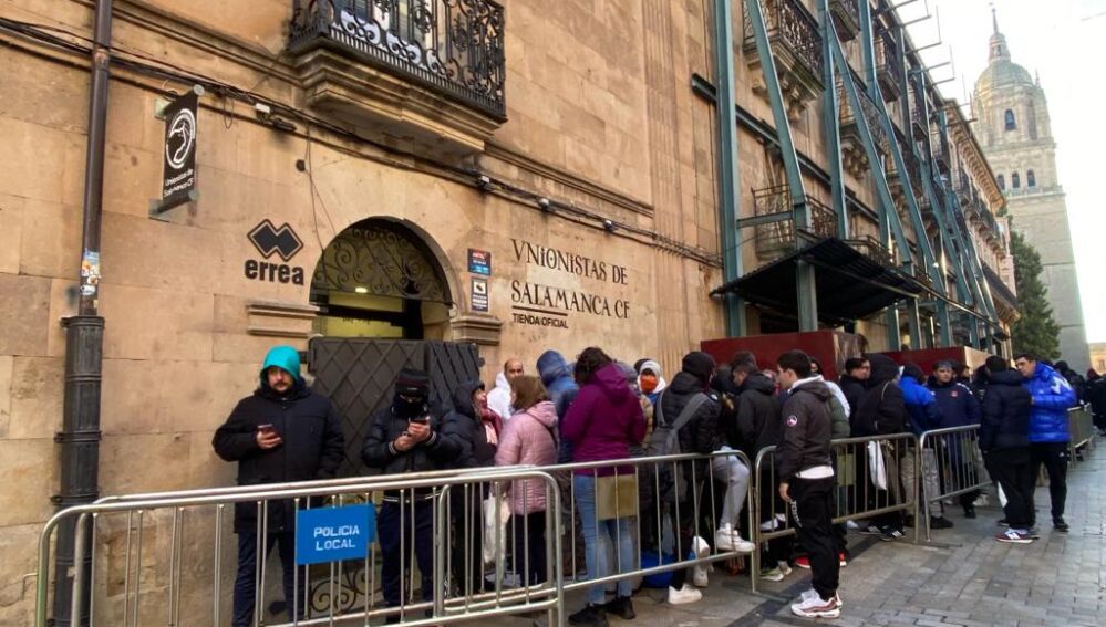 Colas en la tienda de Unionistas para sacar entradas de socios y acompañantes de cara al encuentro ante el Barcelona