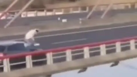 Captura del joven que saltói a la ría Captura del joven que saltói a la ría