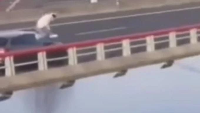 Captura del joven que salt&oacute;i a la r&iacute;a 