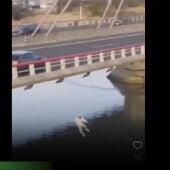 La Guardia Civil de Cantabria investiga al joven que se lanzó por el puente de Treto en la A-8