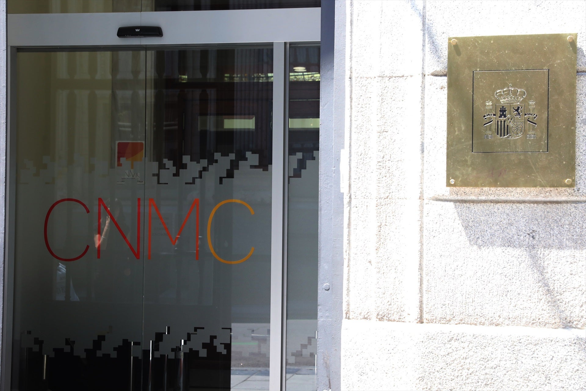 Puerta principal de la Comisión Nacional de los Mercados y la Competencia (CNMC) en Madrid. Puerta principal de la Comisión Nacional de los Mercados y la Competencia (CNMC) en Madrid.