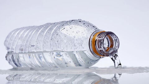 Les ampolles d’aigua estan plenes de microplàstics que ingerim