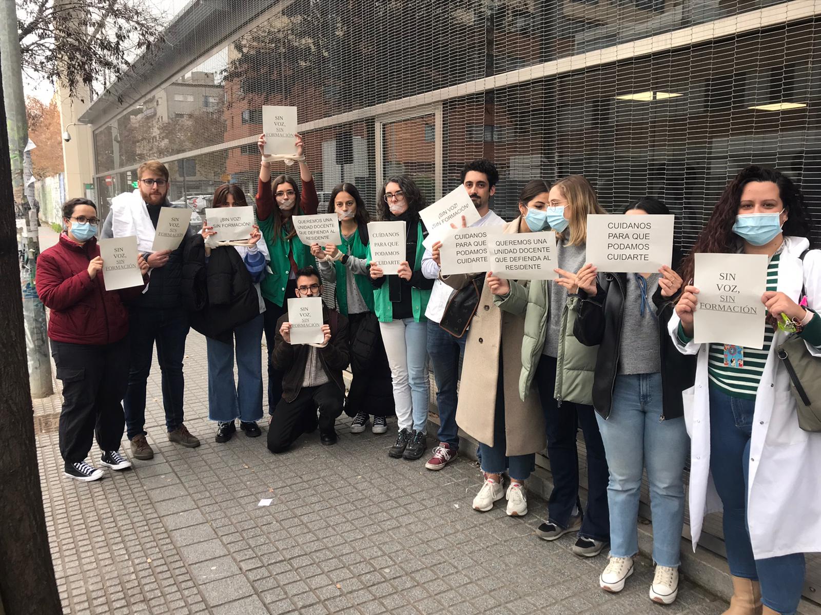 Médicos residentes en Córdoba se concentran contra la normativa de guardias impuesta en atención primera Médicos residentes en Córdoba se concentran contra la normativa de guardias impuesta en atención primera