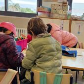Los alumnos con gorro, abrigo y guantes 