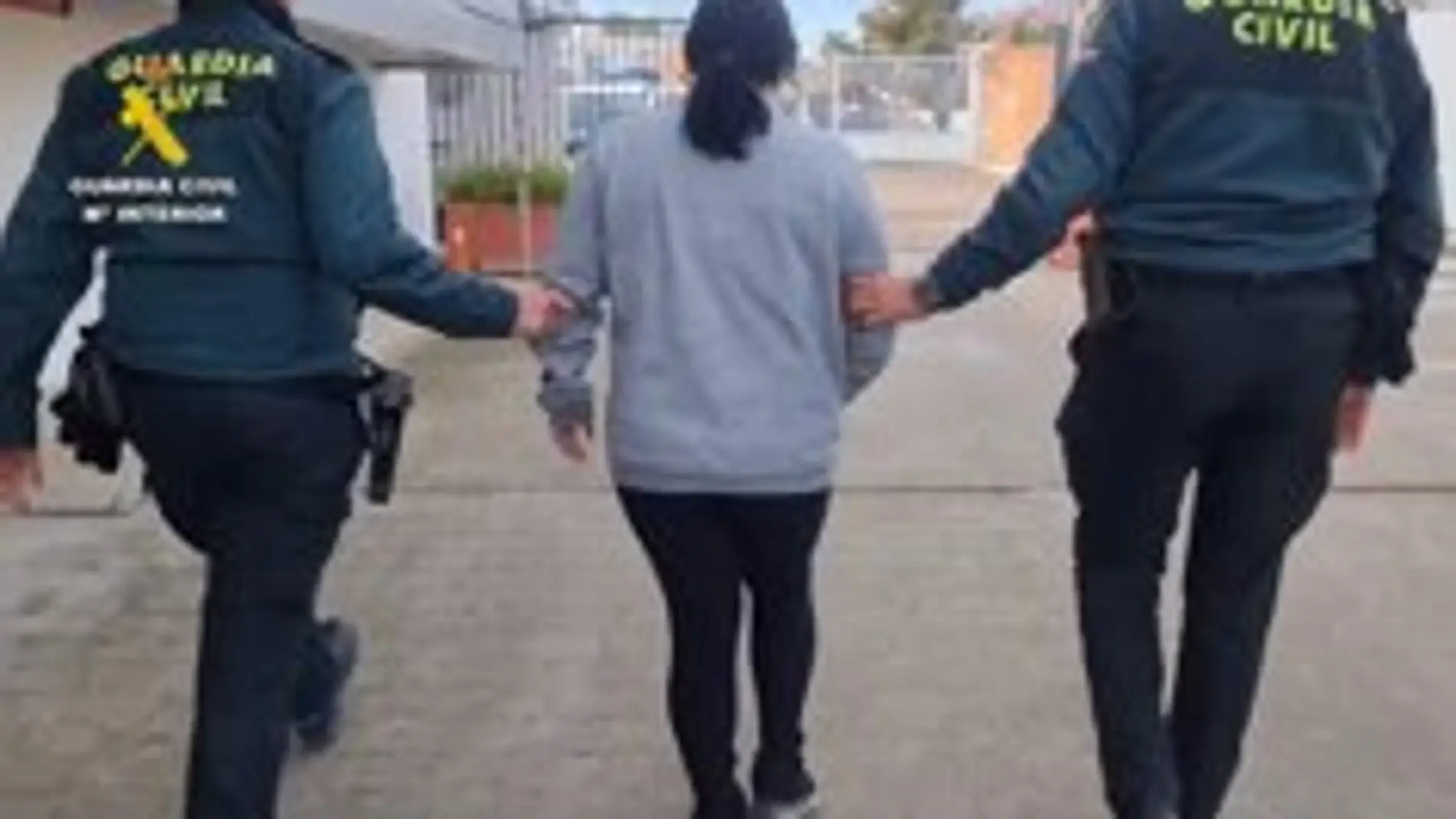 La madre biológica del bebé abandonado vivo en un contenedor de Los Palacios (Sevilla) está ya en prisión. 