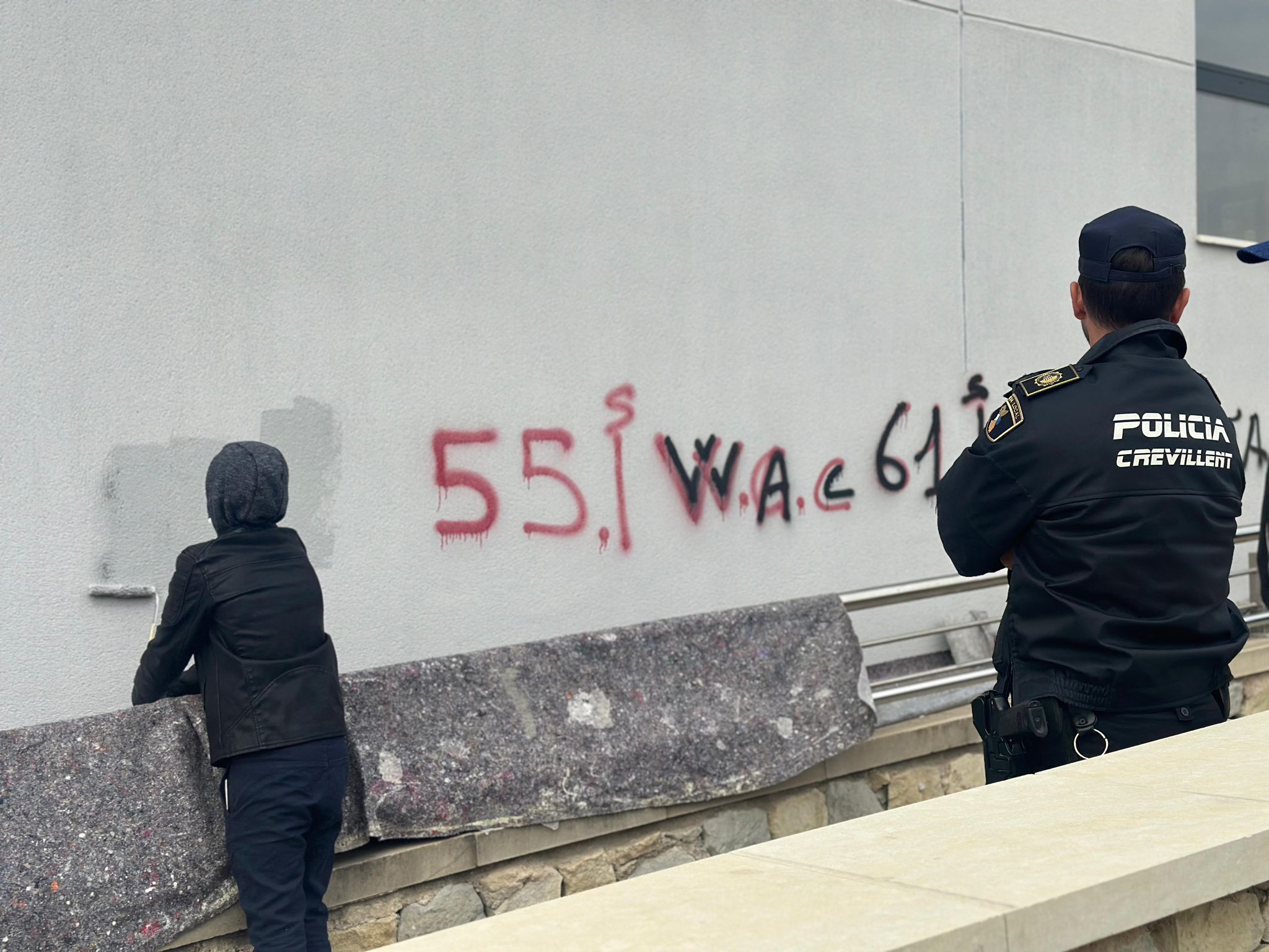 La Policía Local de Crevillent identifica a dos menores por pintadas en el Teatro Chapí y ambos limpian las mismas La Policía Local de Crevillent identifica a dos menores por pintadas en el Teatro Chapí y ambos limpian las mismas
