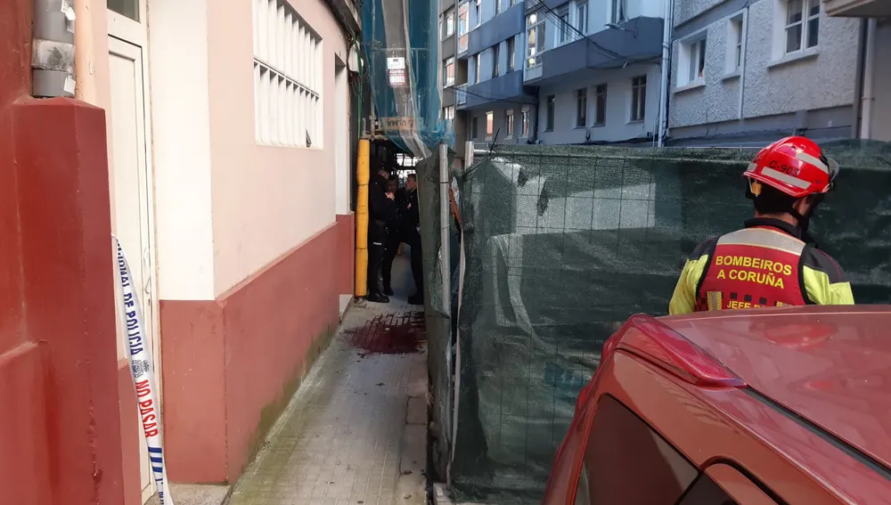 Charco de sangre que dejó el muerto en Vista Alegre | Onda Cero Coruña Charco de sangre que dejó el muerto en Vista Alegre | Onda Cero Coruña