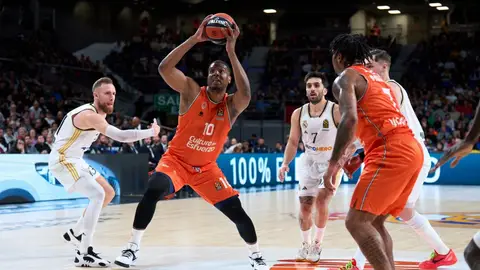 Valencia Basket vuelve sin premio del WiZink Center tras forzar la prórroga Valencia Basket vuelve sin premio del WiZink Center tras forzar la prórroga