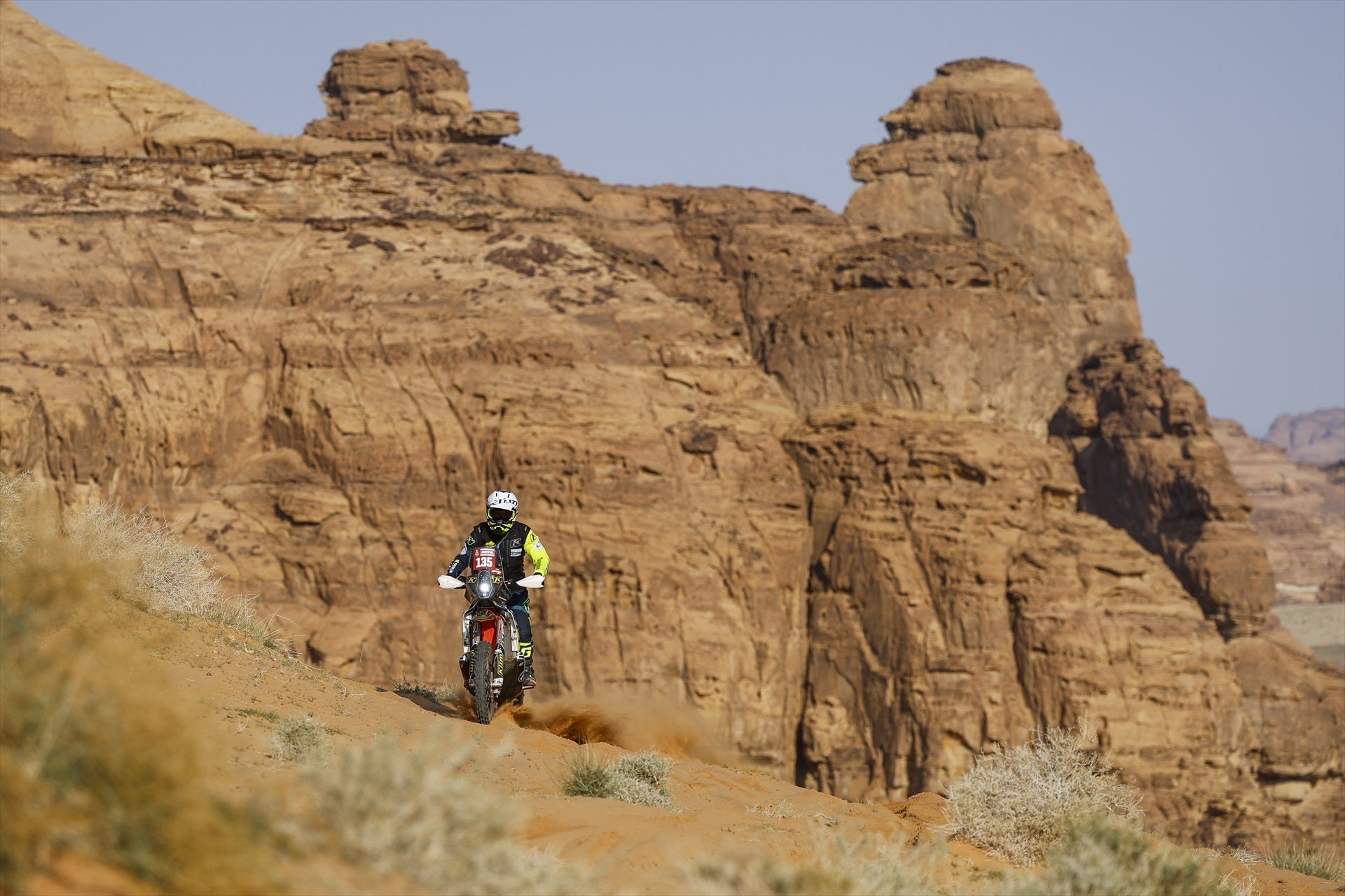 Carles Falcón ya está en España tras viajar en un avión medicalizado pero sigue en la UCI Carles Falcón ya está en España tras viajar en un avión medicalizado pero sigue en la UCI