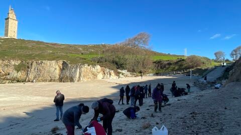 Voluntarios de la UDC recogen granulados de plástico en la playa de As Lapas (A Coruña)