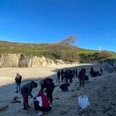 Voluntarios de la UDC recogen granulados de plástico en la playa de As Lapas (A Coruña)