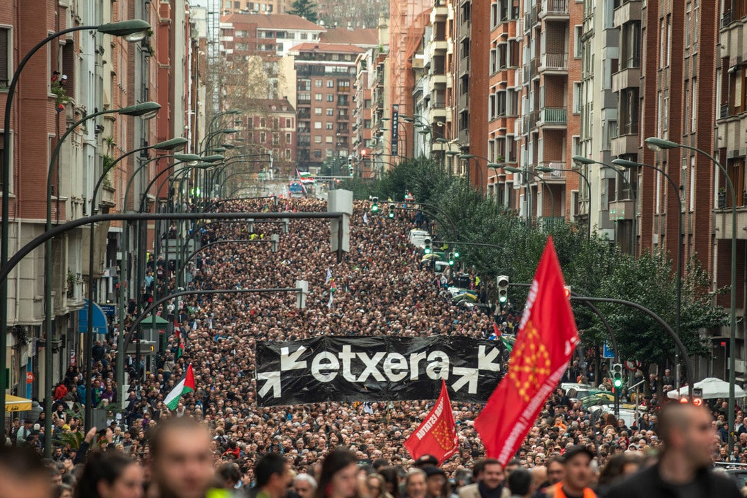 Decenas de miles de personas se manifiestan en Bilbao por los presos de ETA Decenas de miles de personas se manifiestan en Bilbao por los presos de ETA