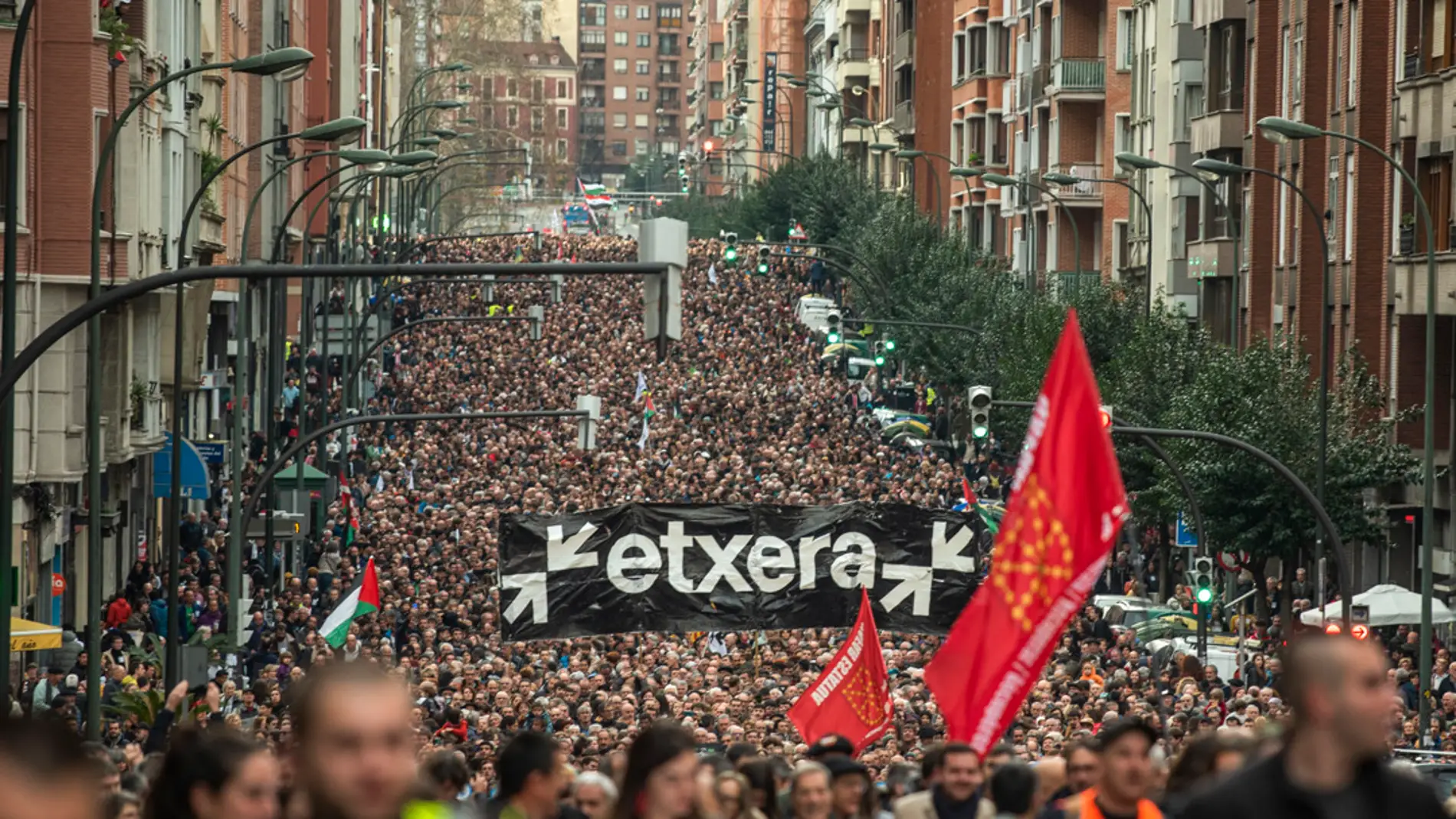 Decenas de miles de personas se manifiestan en Bilbao por los presos de ETA