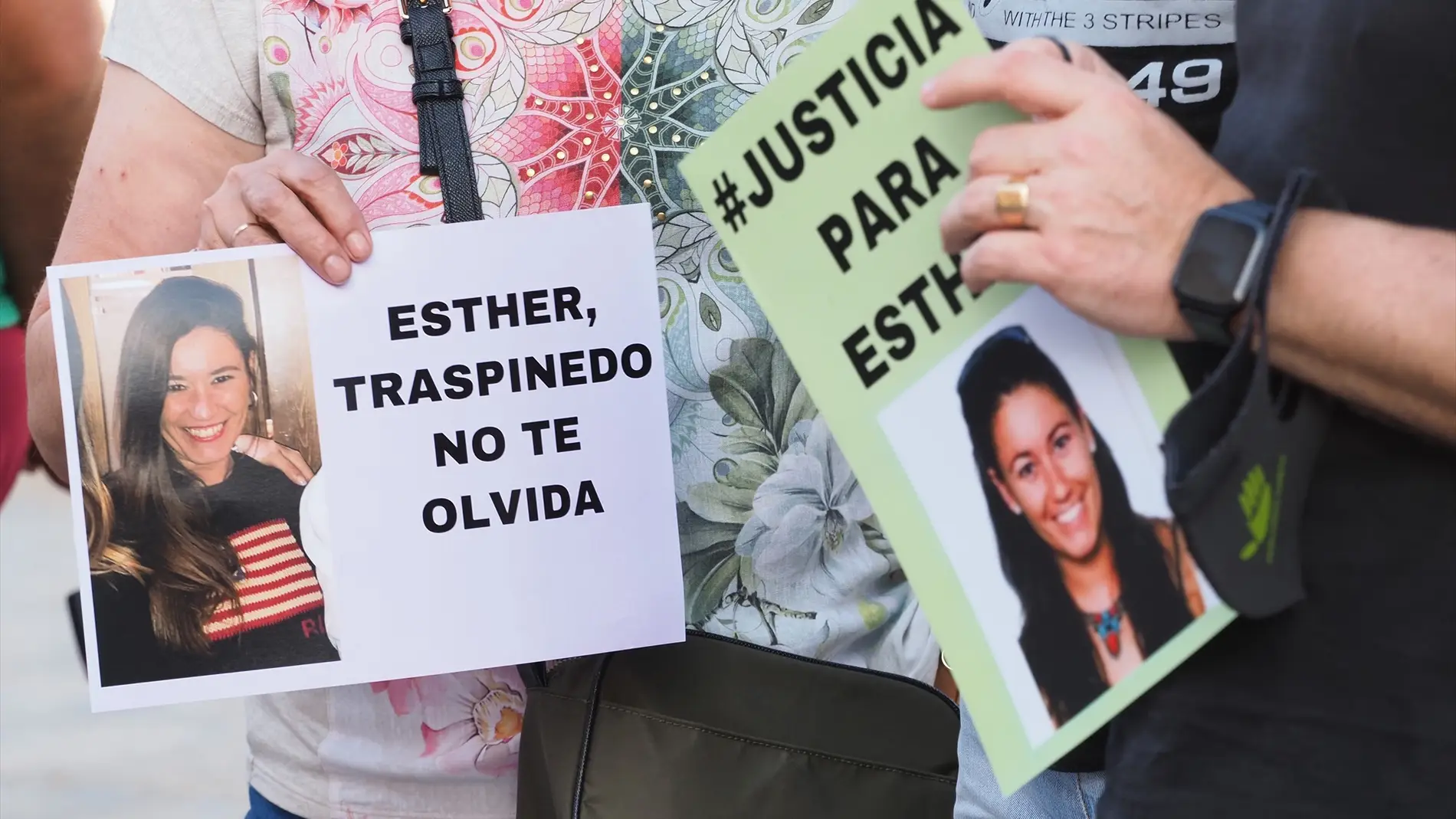 Detalle de una pancarta que reza 'Esther, Traspinedo no te olvida' durante una concentración ciudadana en su recuerdo.