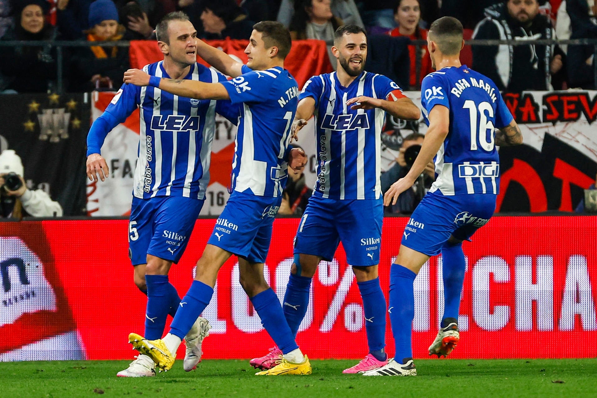 El Alavés ahonda en la crisis de un Sevilla perdido El Alavés ahonda en la crisis de un Sevilla perdido