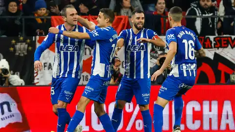 El Alavés ahonda en la crisis de un Sevilla perdido El Alavés ahonda en la crisis de un Sevilla perdido