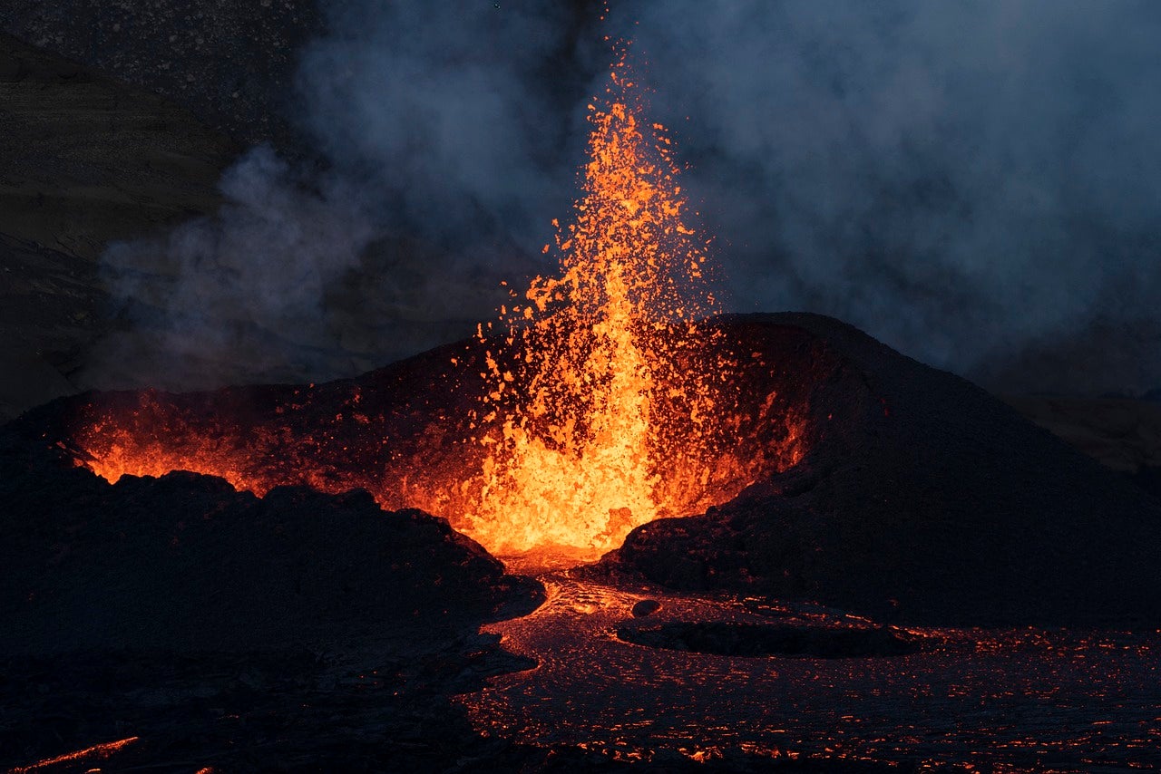 Un volcán entra en erupción en una isla del suroeste de Japón Un volcán entra en erupción en una isla del suroeste de Japón