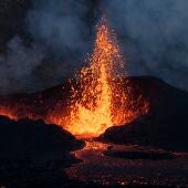 Imagen de archivo de un volcán en erupción