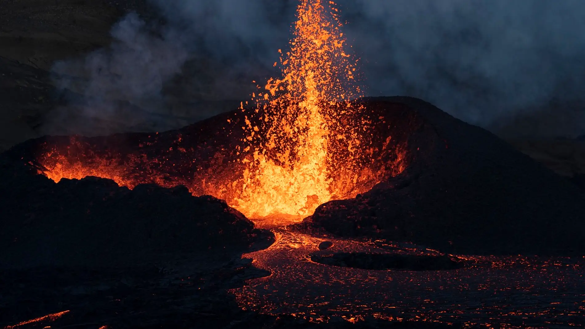 Un volcán entra en erupción en una isla del suroeste de Japón