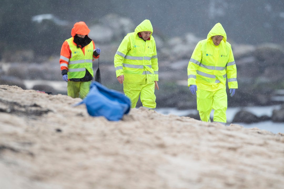 Dos helicópteros y siete barcos intentan localizar sacos de pellets de plástico en Galicia Dos helicópteros y siete barcos intentan localizar sacos de pellets de plástico en Galicia