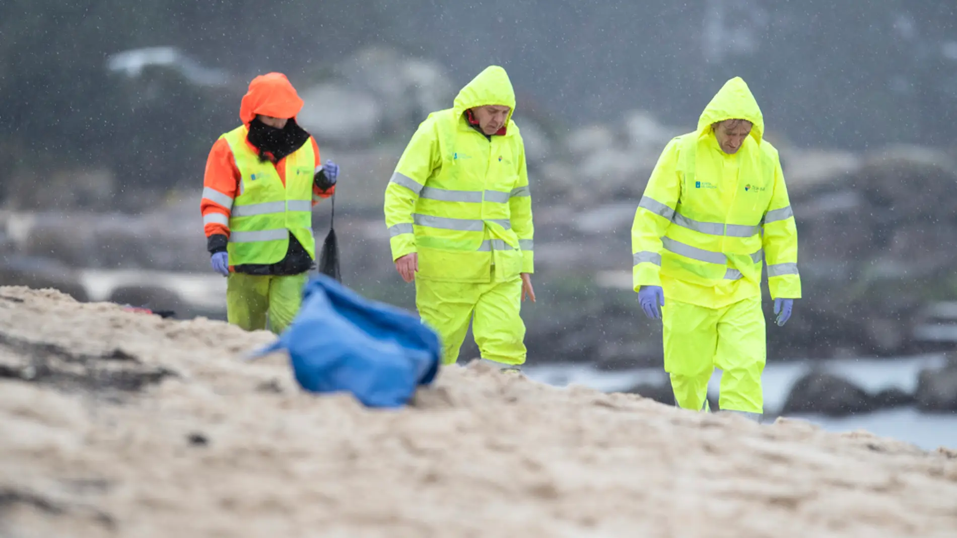 Dos helicópteros y siete barcos intentan localizar sacos de pellets de plástico en Galicia