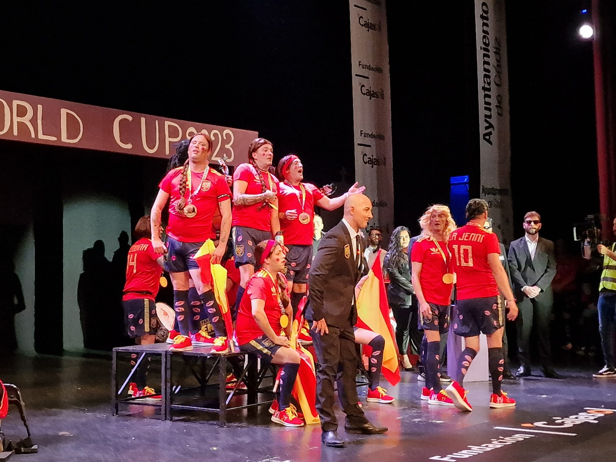 La chirigota de Cádiz que parodia a Rubiales y representa a las Campeonas del Mundo La chirigota de Cádiz que parodia a Rubiales y representa a las Campeonas del Mundo