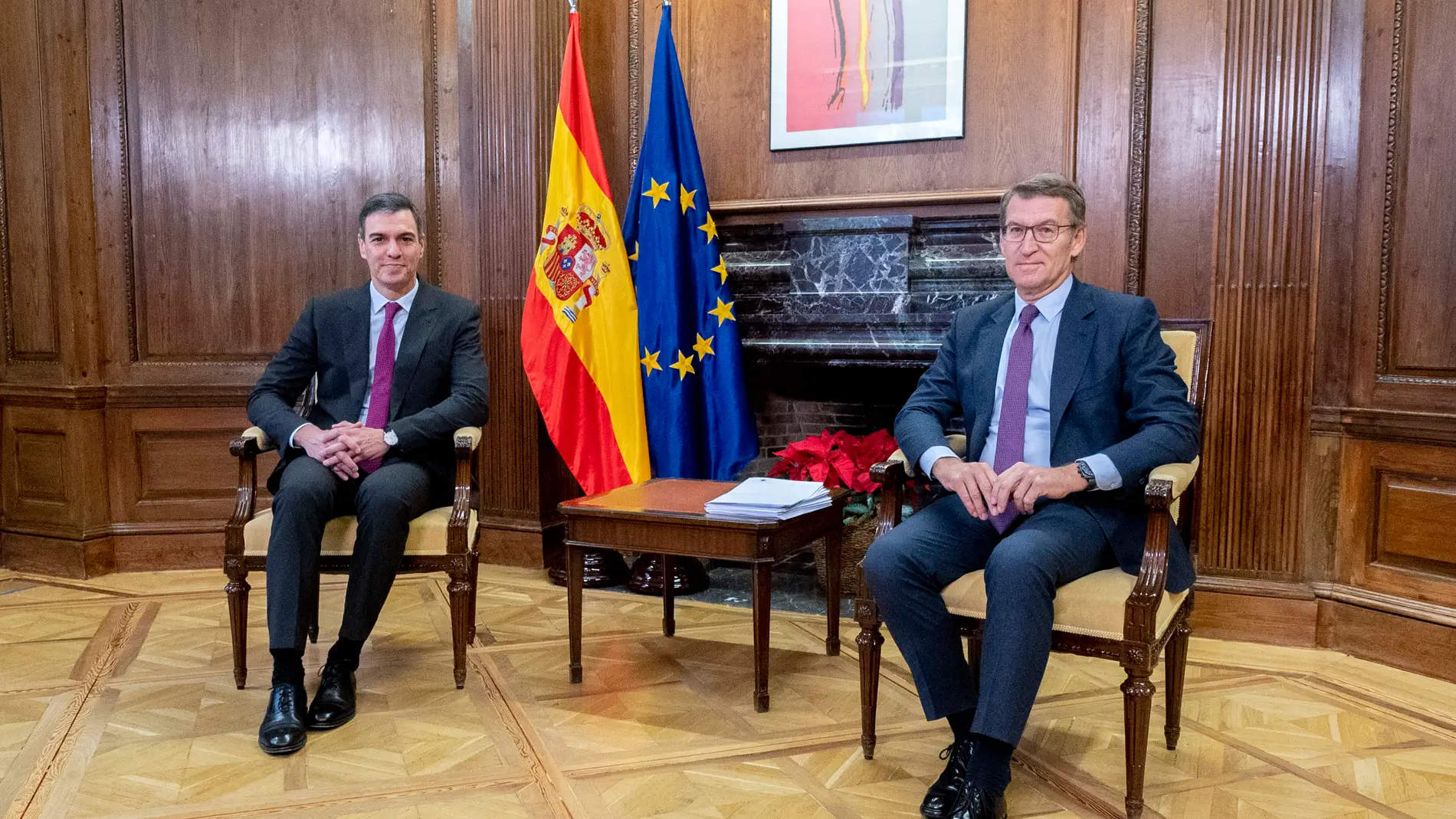 El presidente del Gobierno, Pedro Sánchez, y el líder del PP, Alberto Núñez Feijóo, posan durante una reunión, en el Congreso de los Diputados