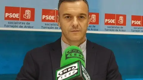 El PSOE de Torrejón de Ardoz pide un homenaje a Adrián Burgos, referente de la lucha de las personas con necesidades especiales en el municipio Javier Castillo, portavoz del grupo municipal socialista en Torrejón de Ardoz