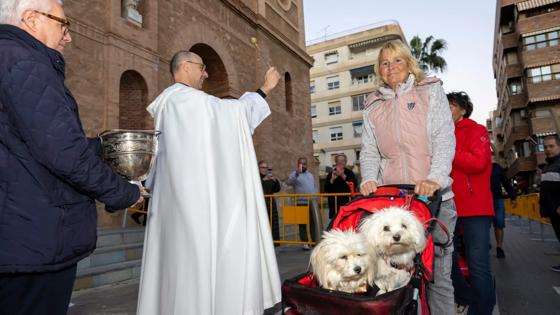 Bendición de animales domésticos a las puertas de la Iglesia de la Inmaculada de Torrevieja en San Antón 2023