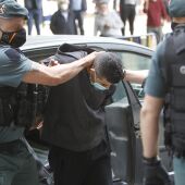 Varios agentes de Guardia Civil llevan al presunto asesino de una mujer de 26 años y su hijo de siete, para pasar a disposición judicial, en Inca, a 19 de mayo de 2021, en Mallorca