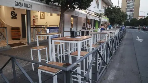 Una tarima instalada en un bar de Triana para ampliar el espacio de veladores durante la pandemia, a 29 de agosto de 2023 en Sevilla Una tarima instalada en un bar de Triana para ampliar el espacio de veladores durante la pandemia, a 29 de agosto de 2023 en Sevilla