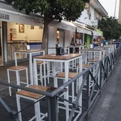 Una tarima instalada en un bar de Triana para ampliar el espacio de veladores durante la pandemia, a 29 de agosto de 2023 en Sevilla Una tarima instalada en un bar de Triana para ampliar el espacio de veladores durante la pandemia, a 29 de agosto de 2023 en Sevilla