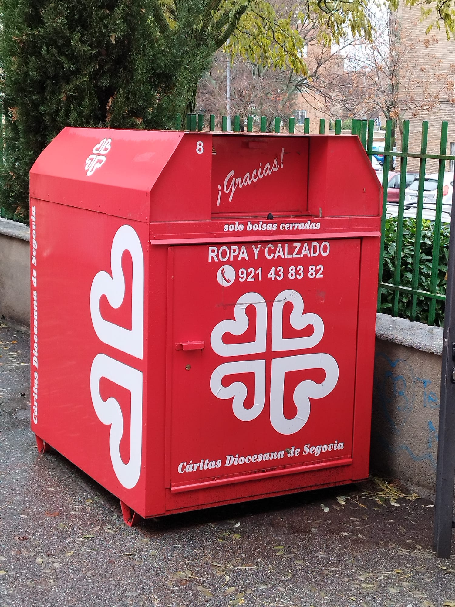 Cáritas apela al correcto uso de los contenedores de ropa, en unas fechas de renovación de armarios Cáritas apela al correcto uso de los contenedores de ropa, en unas fechas de renovación de armarios
