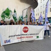 Concentración de los trabajadores de la sanidad privada a las puertas del Hospital de la Creu Roja de Palma, convocados por los sindicatos USAE y SATSE