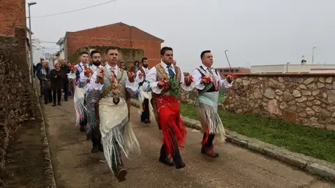 Los Danzantes de Peloche encenderán este martes la tradicional luminaria que marca el inicio de la fiesta de San Antón Los Danzantes de Peloche encenderán este martes la tradicional luminaria que marca el inicio de la fiesta de San Antón