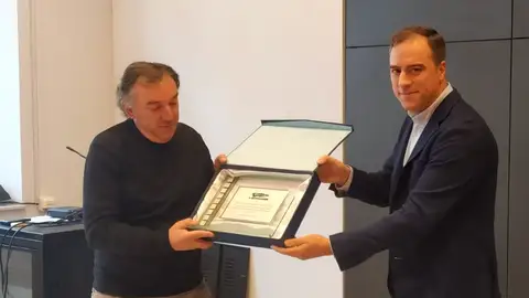 Andrés Rojo, a la izquierda, recibe el reconocimiento en la asamblea de Fapar Andrés Rojo, a la izquierda, recibe el reconocimiento en la asamblea de Fapar