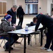 Personas votan en un centro de Des Moines, Iowa