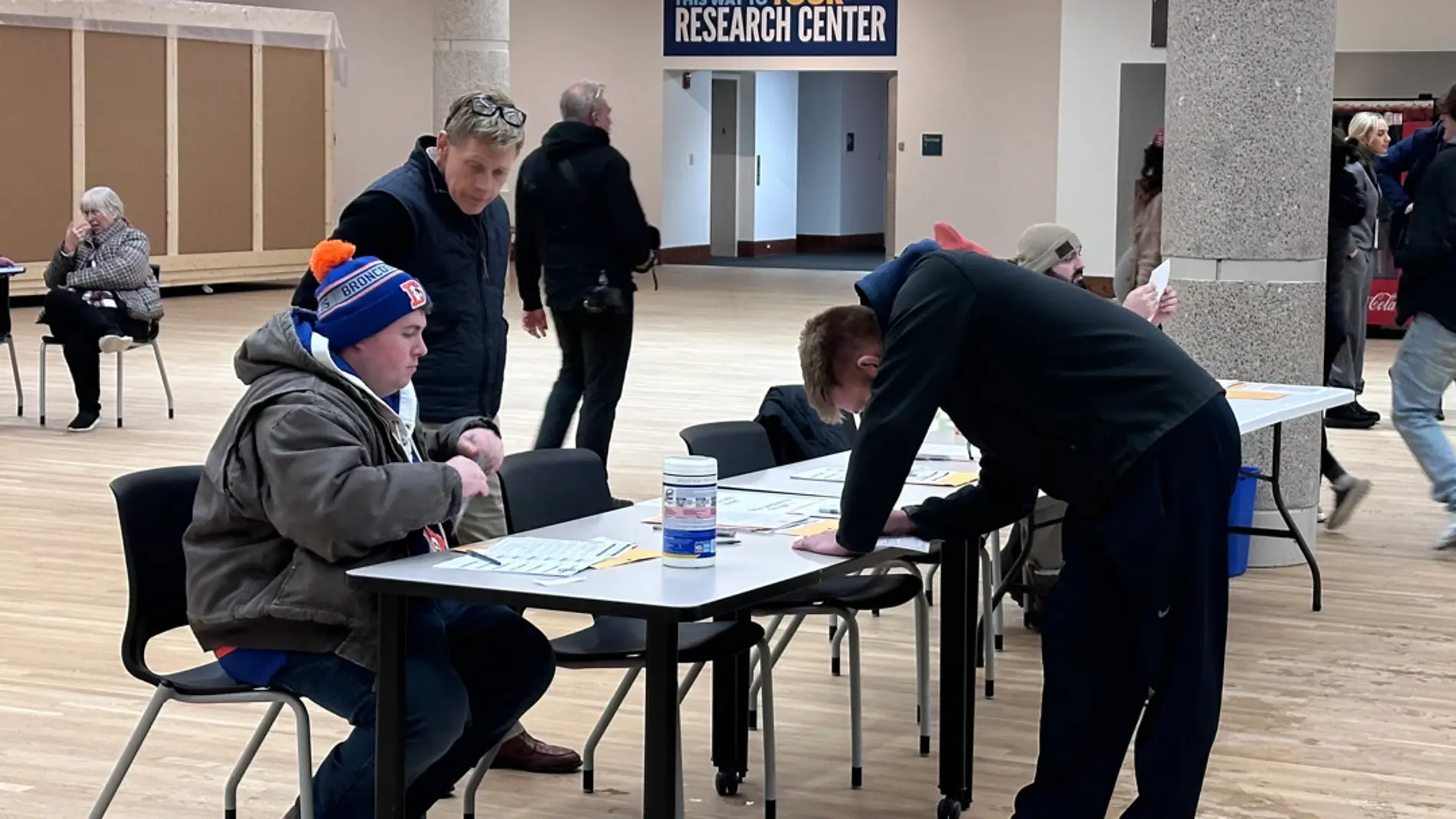 Personas votan en un centro de Des Moines, Iowa/ EFE/ Octavio Guzmán