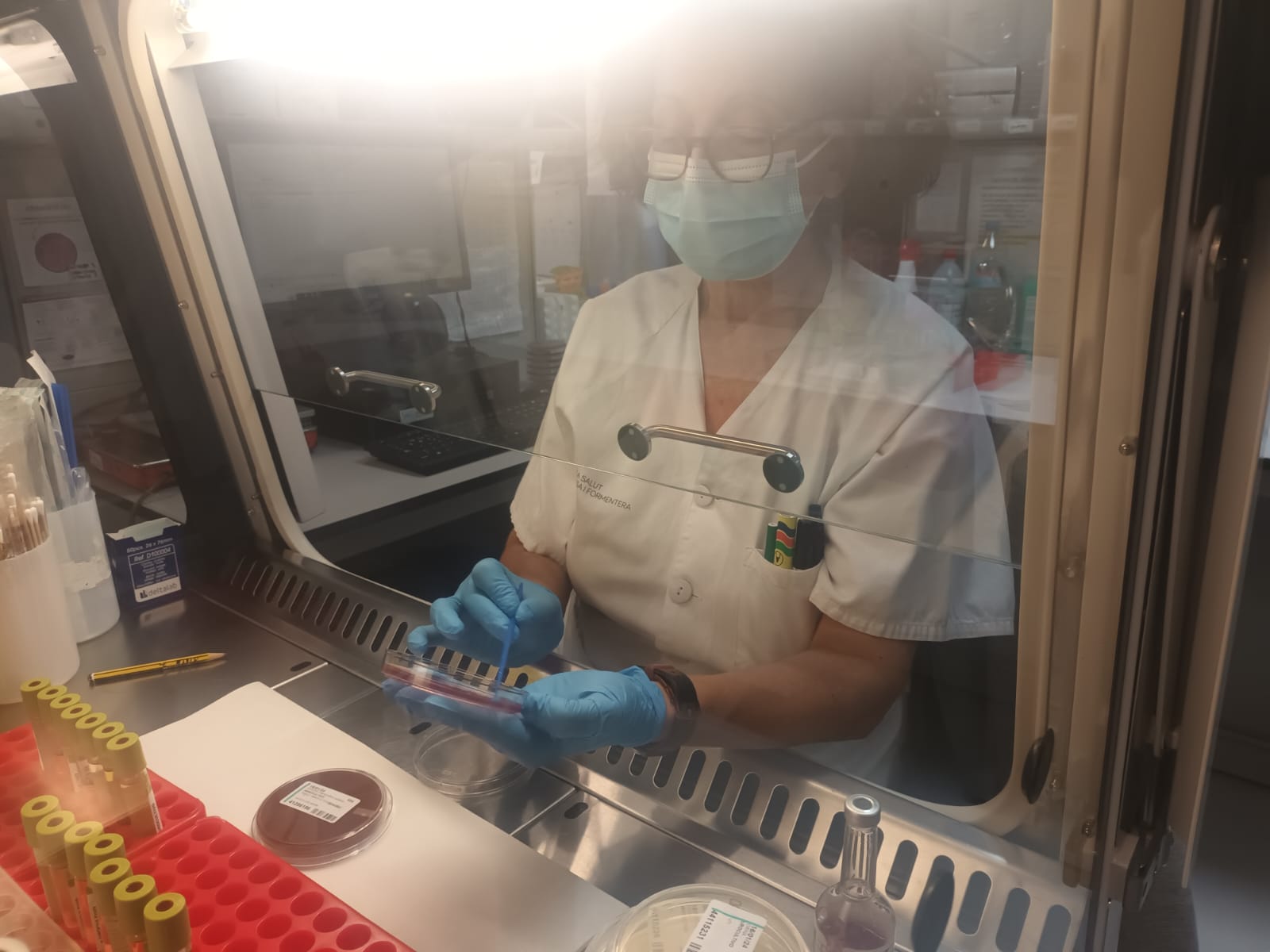 Onda Cero y los "detectives" del laboratorio de microbiología del Hospital Can Misses de Ibiza Onda Cero y los "detectives" del laboratorio de microbiología del Hospital Can Misses de Ibiza