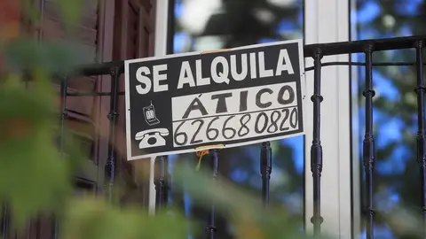 Vista de un cartel de alquiler de vivienda en Madrid. Vista de un cartel de alquiler de vivienda en Madrid./ EFE/ Fernando Alvarado