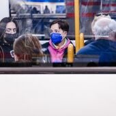 Dos personas portan una mascarilla en el metro de Madrid