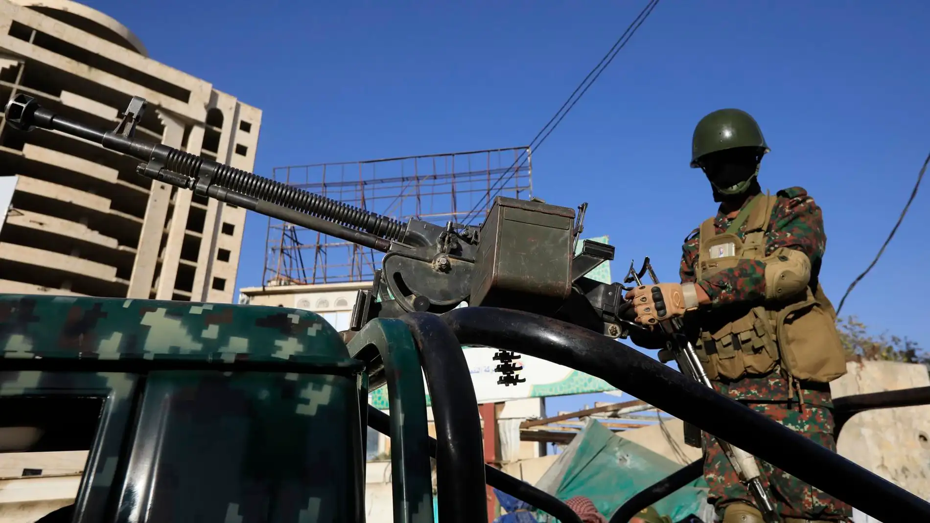 Un soldado hutí durante una protesta tras los ataques aéreos contra los rebeldes en Yemen