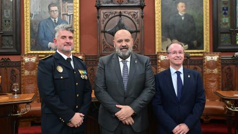 De izquierda a derecha, el nuevo jefe de la Polic&iacute;a Local de Palma, Guillem Mascar&oacute;, el alcalde de Palma, Jaime Mart&iacute;nez, y el regidor de Seguridad Ciudadana, Miquel Busquets.