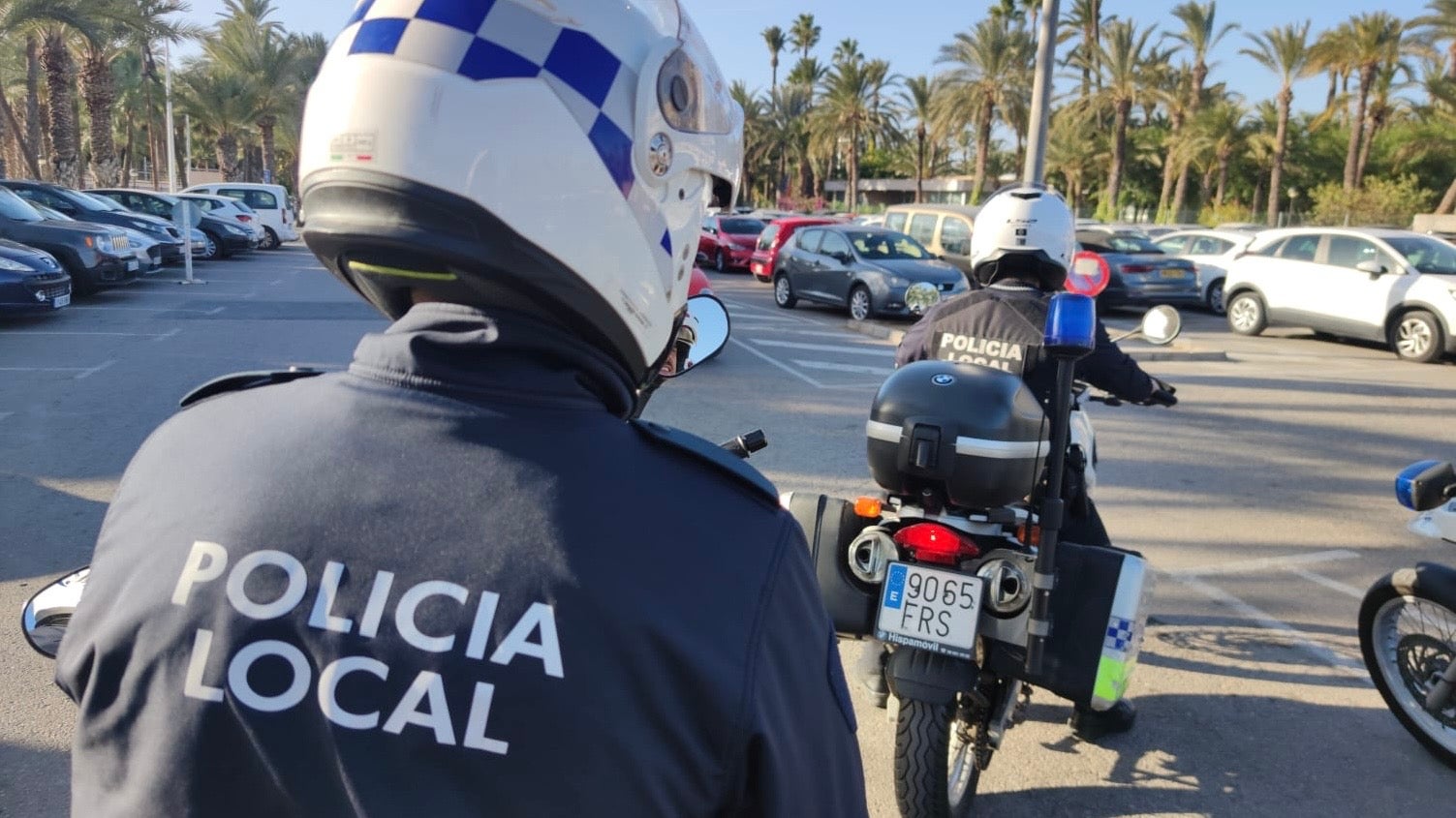 Encuentra en un bar Elche una cartera con 1000 euros, se los queda y esconde la billetera en el baño del local Encuentra en un bar Elche una cartera con 1000 euros, se los queda y esconde la billetera en el baño del local