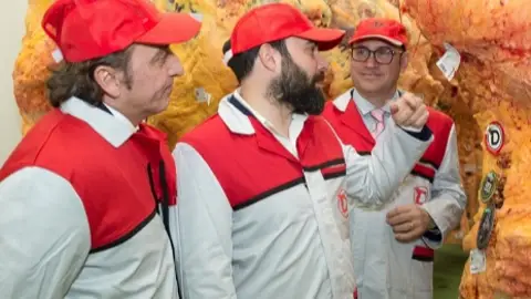 Inauguración en Madrid de la nave con más lomos de “vacuno mayor” madurando del mundo Inauguración en Madrid de la nave con más lomos de “vacuno mayor” madurando del mundo
